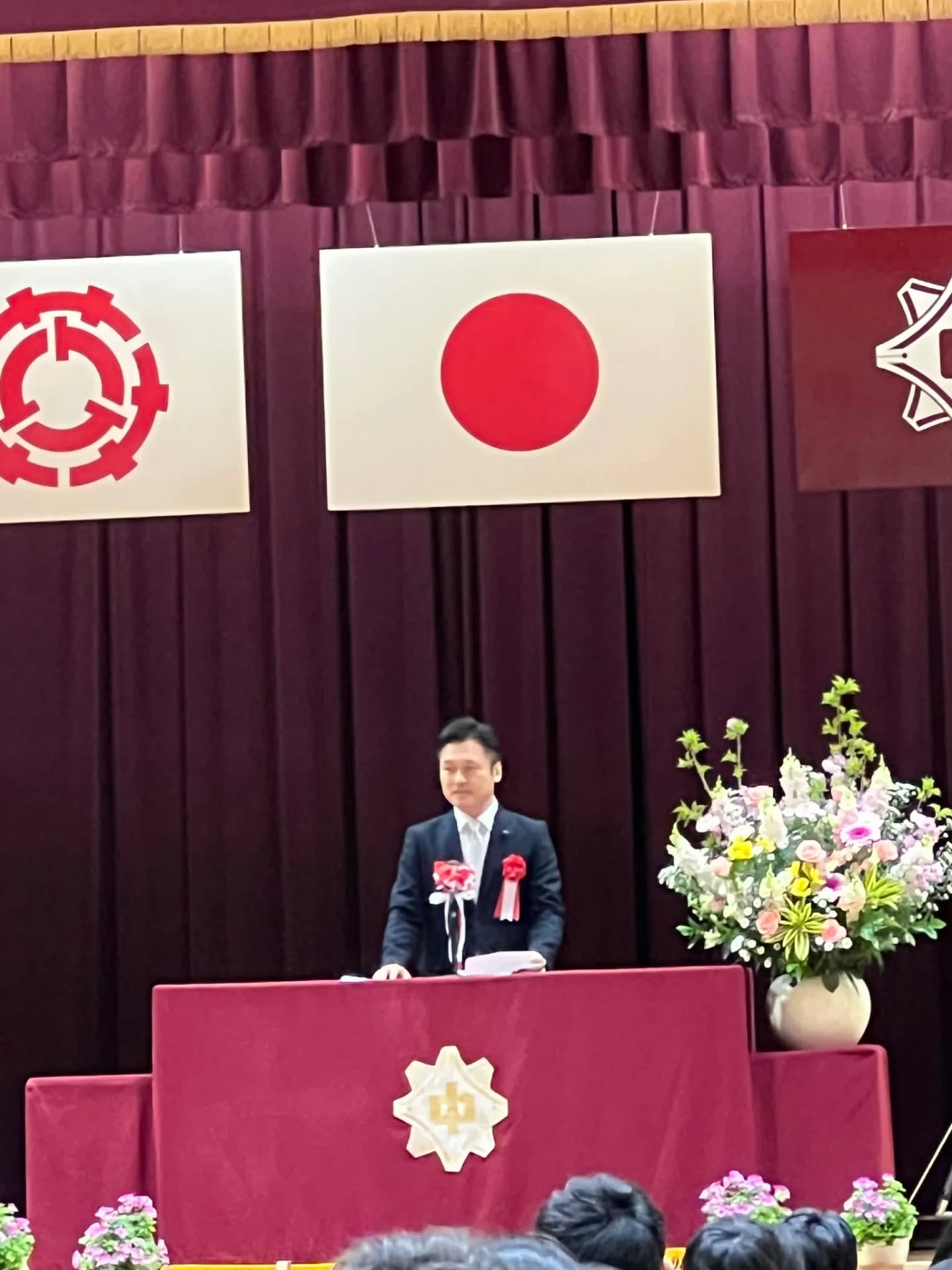 中学校で祝辞を述べました。